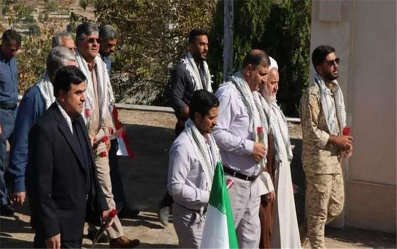 آغاز هفته دفاع مقدس در شهر سرچشمه با عطرافشانی قبور شهدا