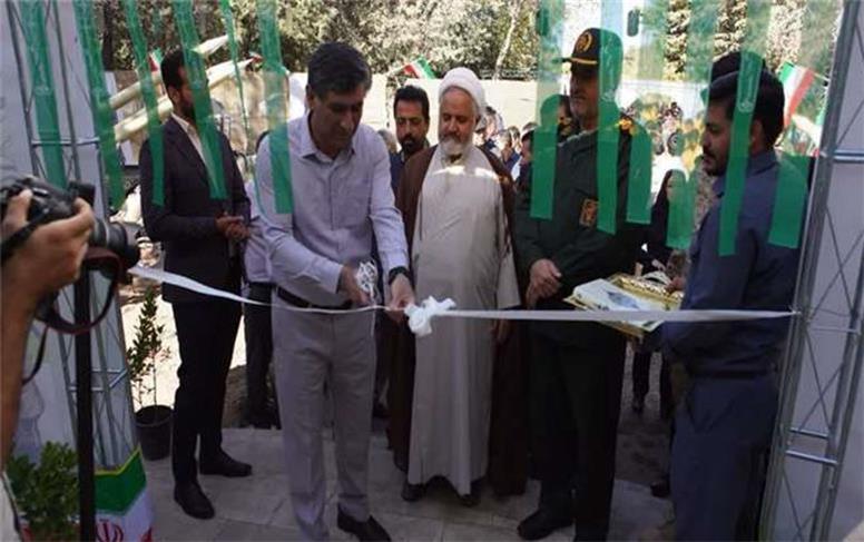 افتتاح نمایشگاه عکس شهدا در شهر سرچشمه به مناسبت هفته دفاع مقدس