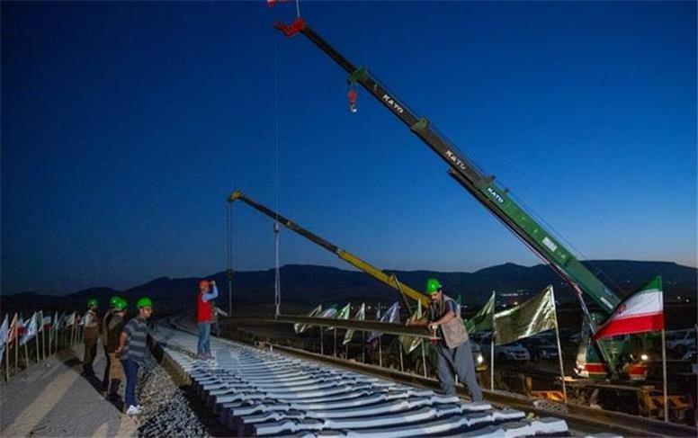 قطار كرمانشاه - خسروی روی ریل ذوب آهن اصفهان به عراق و آسیای میانه می‌رسد