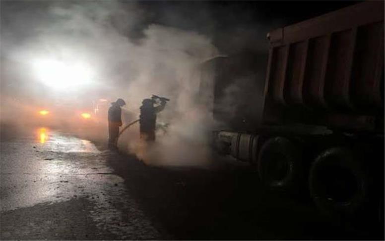 حریق تریلر حامل کمپرس در محور رفسنجان – گود احمر مهار شد