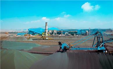 آثار و پیامدهای استقرار نظام ارز تک‌نرخی بر رقابت‌پذیری و عملکرد زنجیره فولاد